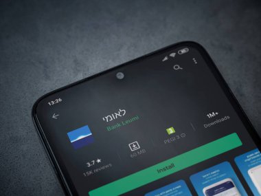 Lod, Israel - 8 Temmuz 2020: Bank Leumi uygulama oyun mağazası sayfası koyu mermer taşlı arka planda siyah bir cep telefonu ekranında. Üst görünüm düzlüğü kopyalama alanı ile yatıyordu.