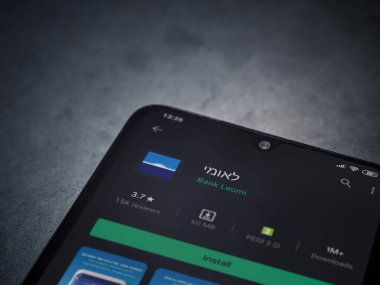 Lod, Israel - 8 Temmuz 2020: Bank Leumi uygulama oyun mağazası sayfası koyu mermer taşlı arka planda siyah bir cep telefonu ekranında. Üst görünüm düzlüğü kopyalama alanı ile yatıyordu.