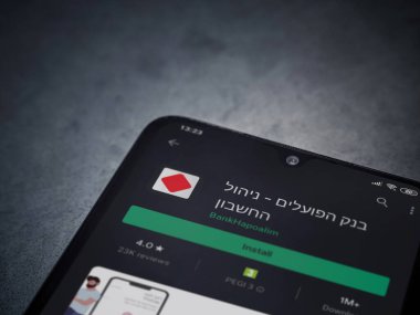 Lod, Israel - 8 Temmuz 2020: Hapoalim Bankası uygulama oyun mağazası sayfası koyu mermer taşlı arka planda siyah bir cep telefonu ekranında. Üst görünüm düzlüğü kopyalama alanı ile yatıyordu.