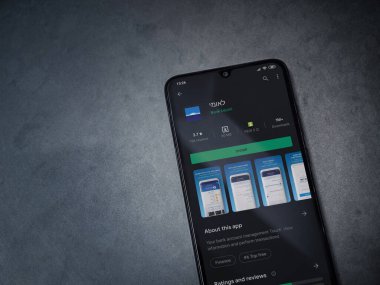 Lod, Israel - 8 Temmuz 2020: Bank Leumi uygulama oyun mağazası sayfası koyu mermer taşlı arka planda siyah bir cep telefonu ekranında. Üst görünüm düzlüğü kopyalama alanı ile yatıyordu.