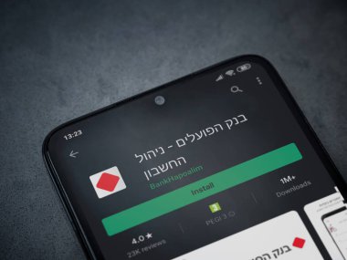 Lod, Israel - 8 Temmuz 2020: Hapoalim Bankası uygulama oyun mağazası sayfası koyu mermer taşlı arka planda siyah bir cep telefonu ekranında. Üst görünüm düzlüğü kopyalama alanı ile yatıyordu.