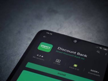 Lod, Israel - 8 Temmuz 2020: Bank Discount uygulaması oyun mağazası sayfası koyu mermer taştan arka planda siyah bir cep telefonu ekranında. Üst görünüm düzlüğü kopyalama alanı ile yatıyordu.