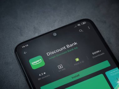 Lod, Israel - 8 Temmuz 2020: Bank Discount uygulaması oyun mağazası sayfası koyu mermer taştan arka planda siyah bir cep telefonu ekranında. Üst görünüm düzlüğü kopyalama alanı ile yatıyordu.