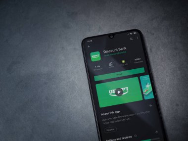 Lod, Israel - 8 Temmuz 2020: Bank Discount uygulaması oyun mağazası sayfası koyu mermer taştan arka planda siyah bir cep telefonu ekranında. Üst görünüm düzlüğü kopyalama alanı ile yatıyordu.