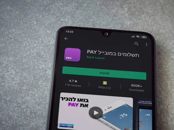 Lod, Israel - 8 Temmuz 2020: Seramik taş zemin üzerinde siyah bir cep telefonunun sergilendiği bir uygulama oyun mağazası sayfası. Üst görünüm düzlüğü kopyalama alanı ile yatıyordu.