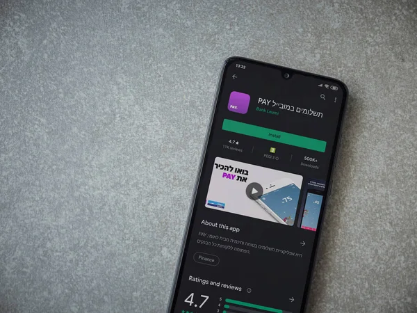 Lod, Israel - 8 Temmuz 2020: Seramik taş zemin üzerinde siyah bir cep telefonunun sergilendiği bir uygulama oyun mağazası sayfası. Üst görünüm düzlüğü kopyalama alanı ile yatıyordu.