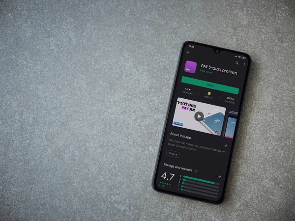 Lod, Israel - 8 Temmuz 2020: Seramik taş zemin üzerinde siyah bir cep telefonunun sergilendiği bir uygulama oyun mağazası sayfası. Üst görünüm düzlüğü kopyalama alanı ile yatıyordu.