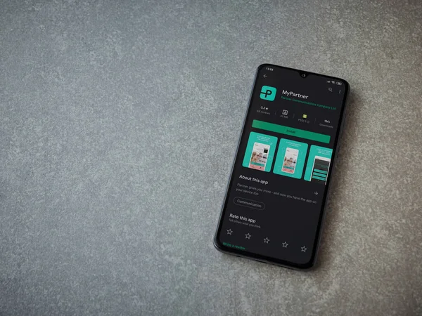 Lod, Israel - 8 Temmuz 2020: Partner Uygulama Oyun Mağazası sayfam seramik taştan arka planda siyah bir cep telefonu ekranında. Üst görünüm düzlüğü kopyalama alanı ile yatıyordu.