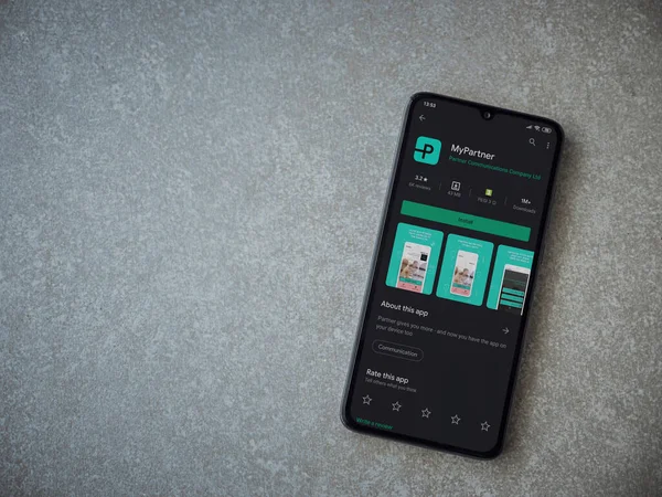 Lod, Israel - 8 Temmuz 2020: Partner Uygulama Oyun Mağazası sayfam seramik taştan arka planda siyah bir cep telefonu ekranında. Üst görünüm düzlüğü kopyalama alanı ile yatıyordu.