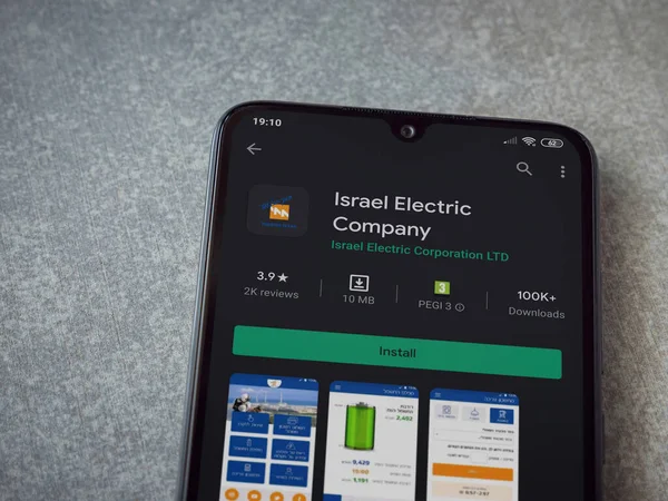 Lod, Israel - 8 Temmuz 2020: Israel Electric Corporation uygulama oyun mağazası sayfası seramik taş zemin üzerinde siyah bir cep telefonu görüntüsü. Üst görünüm düzlüğü kopyalama alanı ile yatıyordu.