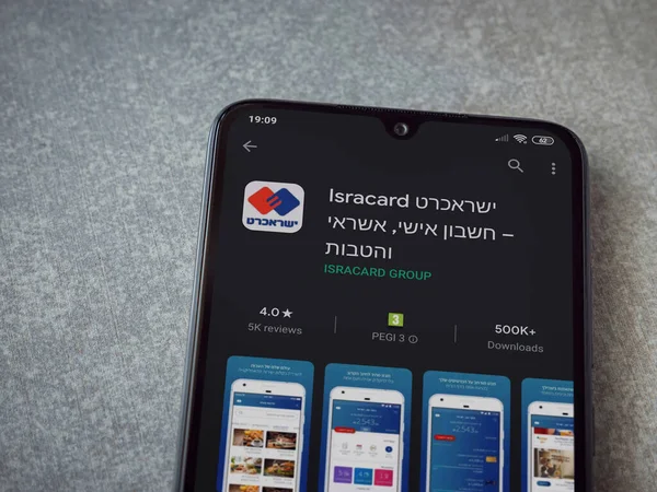 Lod, Israel - 8 Temmuz 2020: Isracard uygulama oyun mağazası sayfası seramik taş zemin üzerinde siyah bir cep telefonu ekranında. Üst görünüm düzlüğü kopyalama alanı ile yatıyordu.