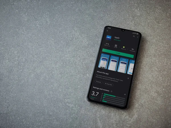 Lod, Israel - 8 Temmuz 2020: Bank Leumi uygulama oyun mağazası sayfası seramik taş zemin üzerinde siyah bir cep telefonu görüntüsü. Üst görünüm düzlüğü kopyalama alanı ile yatıyordu.