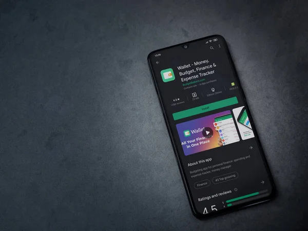 Lod, Israel - 8 Temmuz 2020: Cüzdan uygulaması oyun mağazası sayfası koyu mermer taştan arka planda siyah bir cep telefonu ekranında. Üst görünüm düzlüğü kopyalama alanı ile yatıyordu.