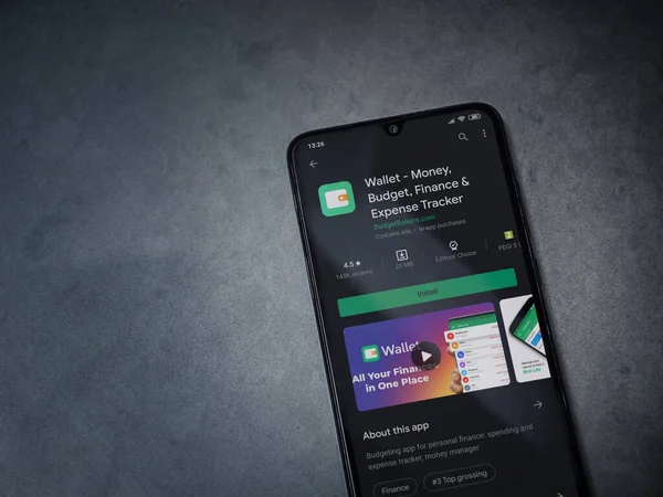 Lod, Israel - 8 Temmuz 2020: Cüzdan uygulaması oyun mağazası sayfası koyu mermer taştan arka planda siyah bir cep telefonu ekranında. Üst görünüm düzlüğü kopyalama alanı ile yatıyordu.