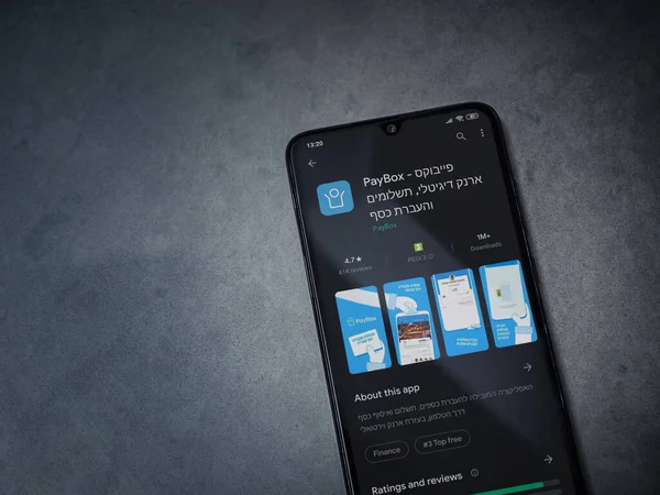 Lod, Israel - 8 Temmuz 2020: PayBox uygulaması oyun mağazası sayfası koyu mermer taştan arka planda siyah bir cep telefonunun ekranında. Üst görünüm düzlüğü kopyalama alanı ile yatıyordu.