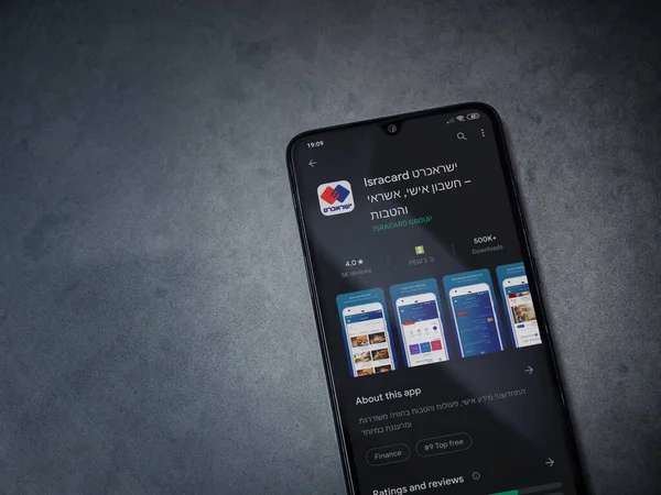 Lod, Israel - 8 Temmuz 2020: Isracard uygulama oyun mağazası sayfası koyu mermer taştan arka planda siyah bir cep telefonu ekranında. Üst görünüm düzlüğü kopyalama alanı ile yatıyordu.