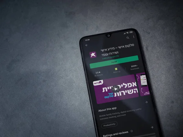 Lod, Israel - 8 Temmuz 2020: Cep telefonu uygulaması oyun mağazası sayfası koyu mermer taşlı arka planda siyah bir cep telefonu ekranında. Üst görünüm düzlüğü kopyalama alanı ile yatıyordu.