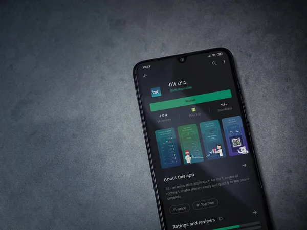 Lod, Israel - 8 Temmuz 2020: Bit uygulama oyun mağazası sayfası koyu mermer taşlı arka planda siyah bir cep telefonunun ekranında. Üst görünüm düzlüğü kopyalama alanı ile yatıyordu.