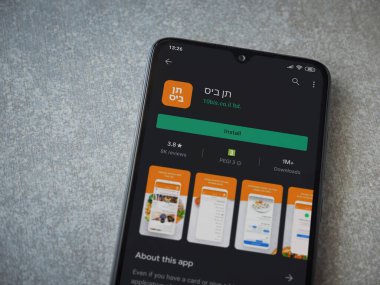 Lod, Israel - 8 Temmuz 2020: 10bis uygulama oyun mağazası sayfası seramik taş zemin üzerinde siyah bir cep telefonu görüntüsü. Üst görünüm düzlüğü kopyalama alanı ile yatıyordu.