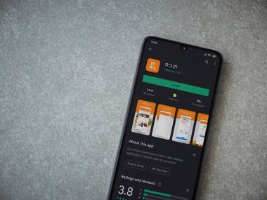 Lod, Israel - 8 Temmuz 2020: 10bis uygulama oyun mağazası sayfası seramik taş zemin üzerinde siyah bir cep telefonu görüntüsü. Üst görünüm düzlüğü kopyalama alanı ile yatıyordu.