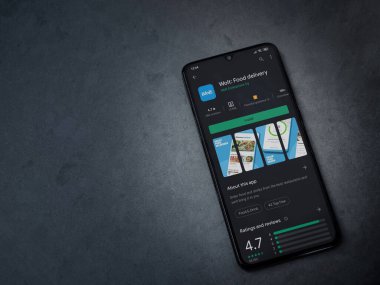 Lod, Israel - 8 Temmuz 2020: Wolt uygulama oyun mağazası sayfası koyu mermer taştan arka planda siyah bir cep telefonunun ekranında. Üst görünüm düzlüğü kopyalama alanı ile yatıyordu.