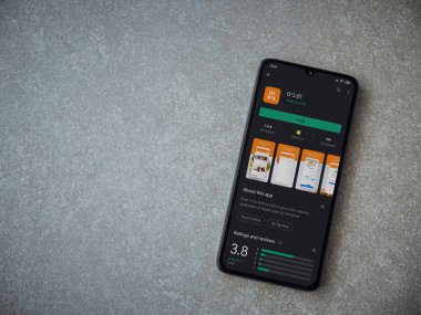 Lod, Israel - 8 Temmuz 2020: 10bis uygulama oyun mağazası sayfası seramik taş zemin üzerinde siyah bir cep telefonu görüntüsü. Üst görünüm düzlüğü kopyalama alanı ile yatıyordu.