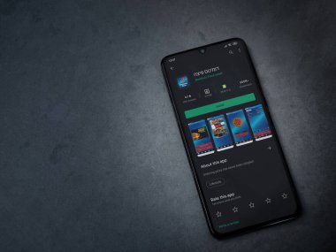 Lod, Israel - 8 Temmuz 2020: Domino 'nun Pizza Israel uygulaması oyun mağazası sayfası koyu mermer taşlı arka planda siyah bir cep telefonunun ekranında. Üst görünüm düzlüğü kopyalama alanı ile yatıyordu.