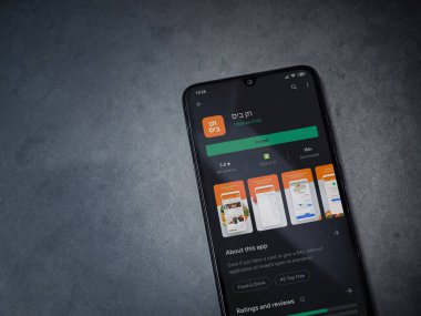 Lod, Israel - 8 Temmuz 2020: 10bis uygulama oyun mağazası sayfası koyu mermer taşlı arka planda siyah bir cep telefonu ekranında. Üst görünüm düzlüğü kopyalama alanı ile yatıyordu.