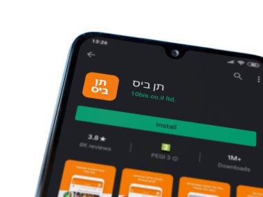 Lod, Israel - 8 Temmuz 2020: 10bis uygulama oyun mağazası sayfası beyaz arkaplanda izole edilmiş siyah bir cep telefonu ekranında. Üst görünüm düzlüğü kopyalama alanı ile yatıyordu.
