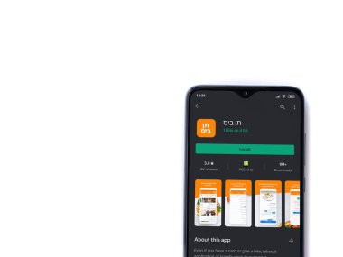 Lod, Israel - 8 Temmuz 2020: 10bis uygulama oyun mağazası sayfası beyaz arkaplanda izole edilmiş siyah bir cep telefonu ekranında. Üst görünüm düzlüğü kopyalama alanı ile yatıyordu.
