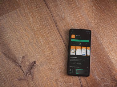 Lod, Israel - 8 Temmuz 2020: 10bis uygulama oyun mağazası sayfası ahşap arka planda siyah bir cep telefonu ekranında. Üst görünüm düzlüğü kopyalama alanı ile yatıyordu.