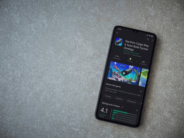 Lod, Israel - 8 Temmuz 2020: Deniz Limanı uygulaması oyun mağazası sayfası seramik taş zemin üzerinde siyah bir cep telefonu görüntüsü. Üst görünüm düzlüğü kopyalama alanı ile yatıyordu.