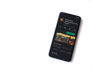 Lod, Israel - 8 Temmuz 2020: Hustle Castle uygulaması oyun mağazası sayfası beyaz arka planda izole edilmiş siyah bir cep telefonu ekranında. Üst görünüm düzlüğü kopyalama alanı ile yatıyordu.