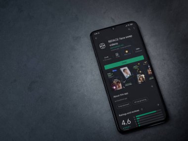 Lod, Israel - 8 Temmuz 2020: Uygulama oyun mağazası sayfasını koyu mermer taştan arka planda siyah bir cep telefonunun ekranına yansıt. Üst görünüm düzlüğü kopyalama alanı ile yatıyordu.
