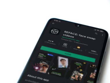 Lod, Israel - 8 Temmuz 2020: Uygulama oyun mağazası sayfasını beyaz arkaplanda izole edilmiş siyah bir cep telefonunun ekranına yansıt. Üst görünüm düzlüğü kopyalama alanı ile yatıyordu.