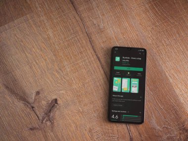 Lod, Israel - 8 Temmuz 2020: Rumble uygulama oyun mağazası sayfası ahşap arka planda siyah bir cep telefonunun ekranında. Üst görünüm düzlüğü kopyalama alanı ile yatıyordu.