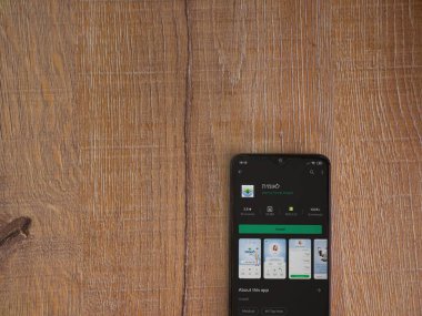 Lod, Israel - 8 Temmuz 2020: Leumit Health Services uygulama oyun mağazası sayfası ahşap arka planda siyah bir cep telefonu sergilenmektedir. Üst görünüm düzlüğü kopyalama alanı ile yatıyordu.