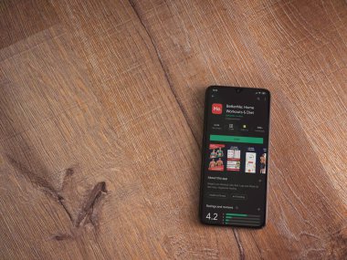 Lod, Israel - 8 Temmuz 2020: BetterMe uygulama oyun mağazası sayfası ahşap arka planda siyah bir cep telefonunun ekranında. Üst görünüm düzlüğü kopyalama alanı ile yatıyordu.