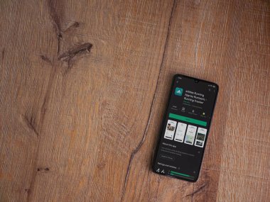 Lod, Israel - 8 Temmuz 2020: Adidas Running app playshop sayfası ahşap arka planda siyah bir cep telefonunun ekranında. Üst görünüm düzlüğü kopyalama alanı ile yatıyordu.