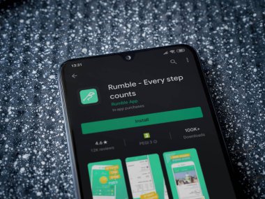 Lod, Israel - 8 Temmuz 2020: Rumble uygulama oyun mağazası sayfası metalik arka planda siyah bir cep telefonunun ekranında. Üst görünüm yatağını kapat.