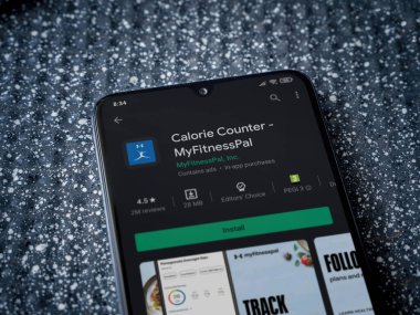 Lod, Israel - 8 Temmuz 2020: MyFitnessPal uygulama oyun mağazası sayfası metalik arka planda siyah bir cep telefonunun görüntüsü. Üst görünüm yatağını kapat.