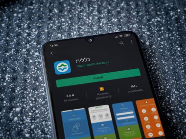 Lod, Israel - 8 Temmuz 2020: Clalit Sağlık Hizmetleri uygulama oyun mağazası sayfası metalik arka planda siyah bir cep telefonunun ekranında. Üst görünüm yatağını kapat.