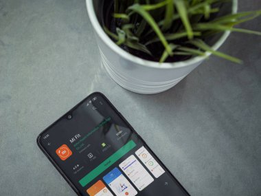 Lod, Israel - 8 Temmuz 2020: Mermer arka planda Mi Fit uygulaması oyun mağazası sayfası olan siyah cep telefonlu modern minimalist ofis çalışma alanı. Üst görünüm düzlüğü kopyalama alanı ile yatıyordu.