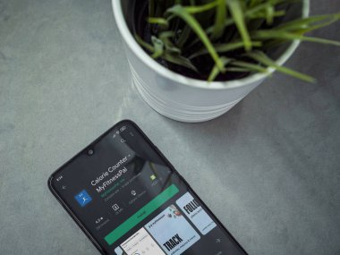 Lod, Israel - 8 Temmuz 2020: Mermer zemin üzerinde MyFitnessPal uygulama oyun mağazası sayfası olan siyah cep telefonlu modern minimalist ofis çalışma alanı. Üst görünüm düzlüğü kopyalama alanı ile yatıyordu.
