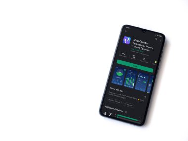 Lod, Israel - 8 Temmuz 2020: Step Counter uygulaması oyun mağazası sayfası beyaz arkaplanda izole edilmiş siyah bir cep telefonu ekranında. Üst görünüm düzlüğü kopyalama alanı ile yatıyordu.