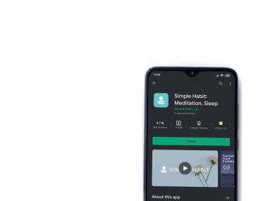 Lod, Israel - 8 Temmuz 2020: Basit Alışkanlık uygulaması oyun mağazası sayfası beyaz arkaplanda izole edilmiş siyah bir cep telefonu ekranında. Üst görünüm düzlüğü kopyalama alanı ile yatıyordu.