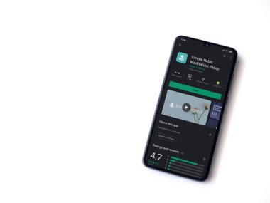 Lod, Israel - 8 Temmuz 2020: Basit Alışkanlık uygulaması oyun mağazası sayfası beyaz arkaplanda izole edilmiş siyah bir cep telefonu ekranında. Üst görünüm düzlüğü kopyalama alanı ile yatıyordu.