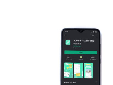 Lod, Israel - 8 Temmuz 2020: Rumble uygulaması oyun mağazası sayfası beyaz arka planda izole edilmiş siyah bir cep telefonu ekranında. Üst görünüm düzlüğü kopyalama alanı ile yatıyordu.