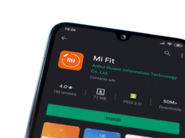 Lod, Israel - 8 Temmuz 2020: Mi Fit uygulaması oyun mağazası sayfası beyaz arkaplanda izole edilmiş siyah bir cep telefonu ekranında. Üst görünüm düzlüğü kopyalama alanı ile yatıyordu.