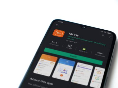 Lod, Israel - 8 Temmuz 2020: Mi Fit uygulaması oyun mağazası sayfası beyaz arkaplanda izole edilmiş siyah bir cep telefonu ekranında. Üst görünüm düzlüğü kopyalama alanı ile yatıyordu.